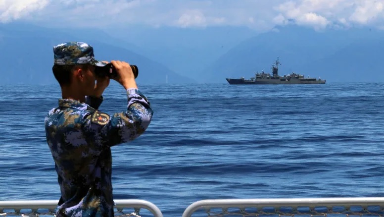 Simulasi Perang CSIS: AS Tidak Siap Perang dengan China, Kehabisan Amunisi dalam Seminggu Seorang anggota tentara militer China meneropong kapal militer fregat Taiwan Lan Yang yang ada di dekatnya. China mengadakan latihan di perairan sekitar Taiwan sebagai tanggapan atas kunjungan Ketua DPR AS Nancy Pelosi baru-baru ini. Foto: Lin Jian/Xinhua/AP.