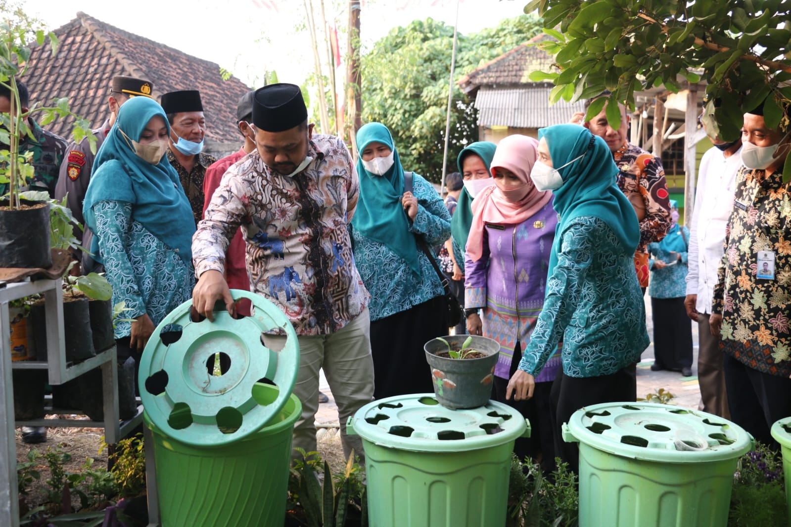 Gerbank Sajadah, Gerakan TP PKK Gresik Ajak Masyarakat Pintar Kelola Sampah