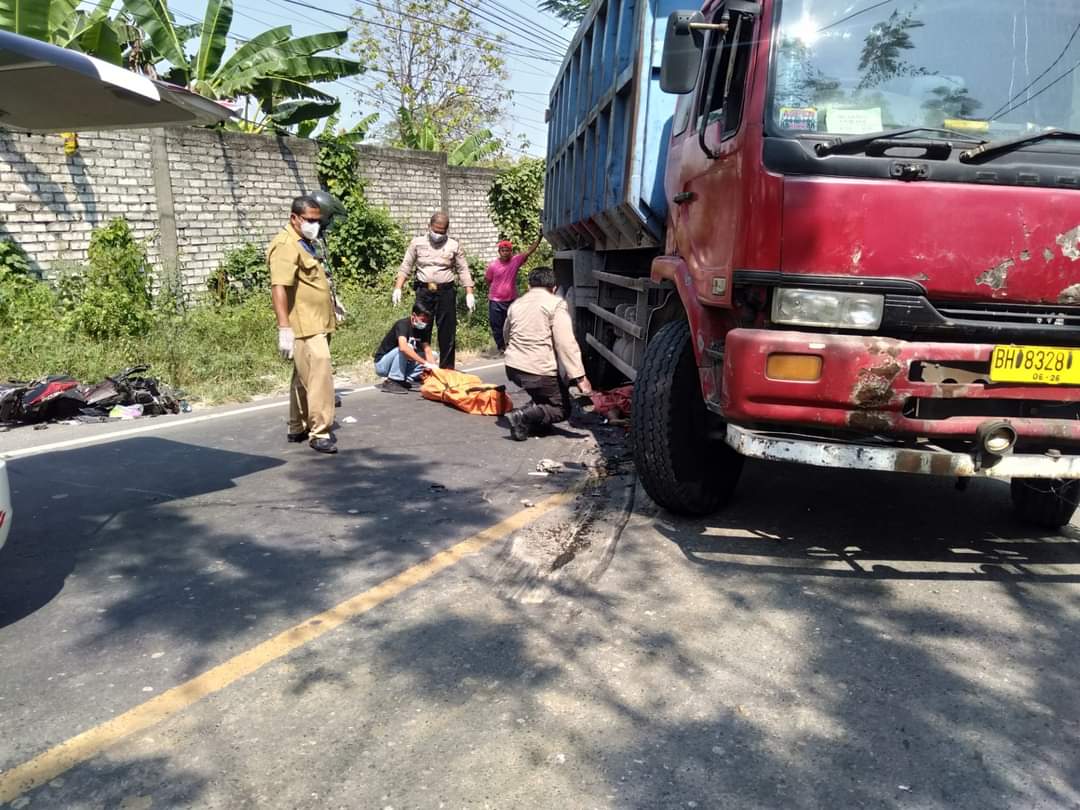 Ibu dan Dua Anak Tewas Terlindas Dump Truk di Bungah Gresik Ibu dan Dua Anak Tewas Terlindas Dump Truk di Bungah Gresik
