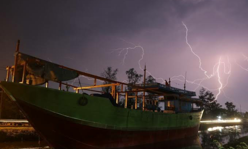 Peringatan Dini Cuaca 21- 23 Agustus, Mayoritas Wilayah Indonesia Hujan Disertai Kilat Petir Hingga Angin Kencang