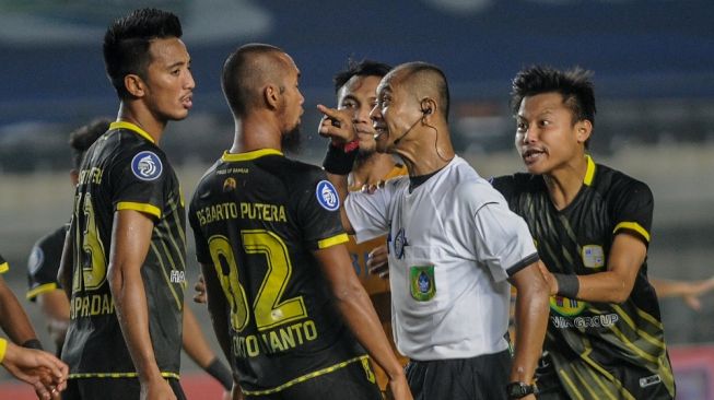 6 Wasit BRI Liga 1 Diberhentikan Komdis PSSI (istimewa)