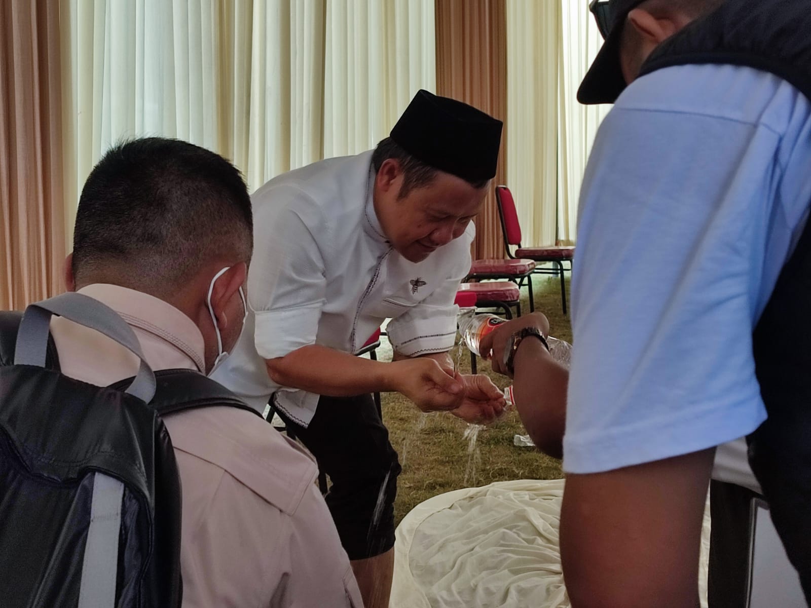 Momen Gus Muhaimin Salat di Tengah Joget Senam, Bikin Kagum Kader dan Simpatisan PKB Gresik