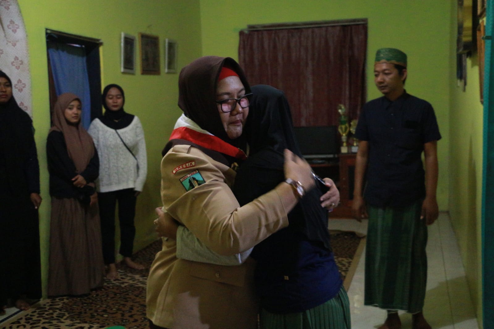Tangis Keluarga Kader PMII Bawean Pecah di Pelukan Wabup Gresik