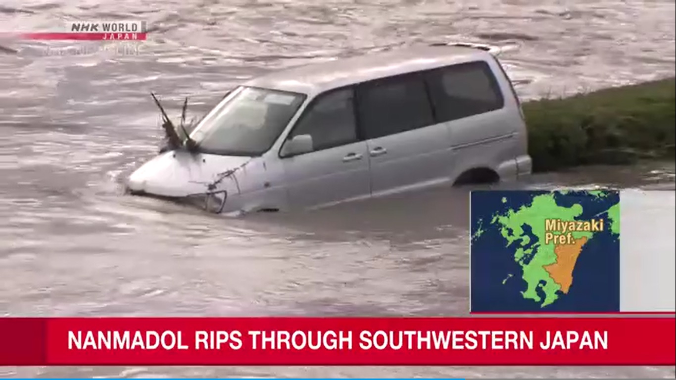 Sebuah mobil terjebak banjir saat topan Nanmadol yang membawa hujan lebat dan angin kencang menghantam sebagian kota barat daya Jepang pada Senin 19 September 2022. Foto: NHK News.