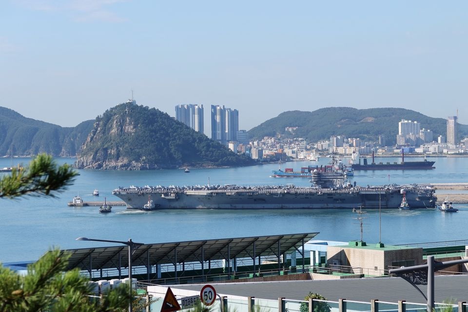 Kapal induk Angkatan Laut AS USS Ronald Reagan berlabuh di sebuah pelabuhan di Busan, Korea Selatan, 23 September 2022. Foto: Reuters/Daewoung Kim.