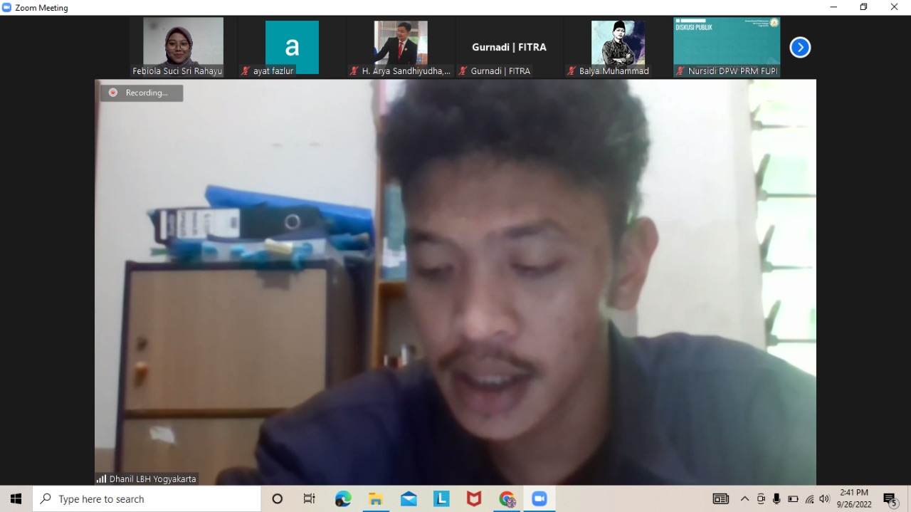 Dhanil Al-Ghifary memberi pesan agar mahasiswa UIN Sunan Kalijaga jangan takut jika diintimidasi oleh rektorat saat melakukan aksi-aksi demonstrasi karena bisa digugat di pengadilan negara (foto: Beritabaru.co/Slamet Makhsun)