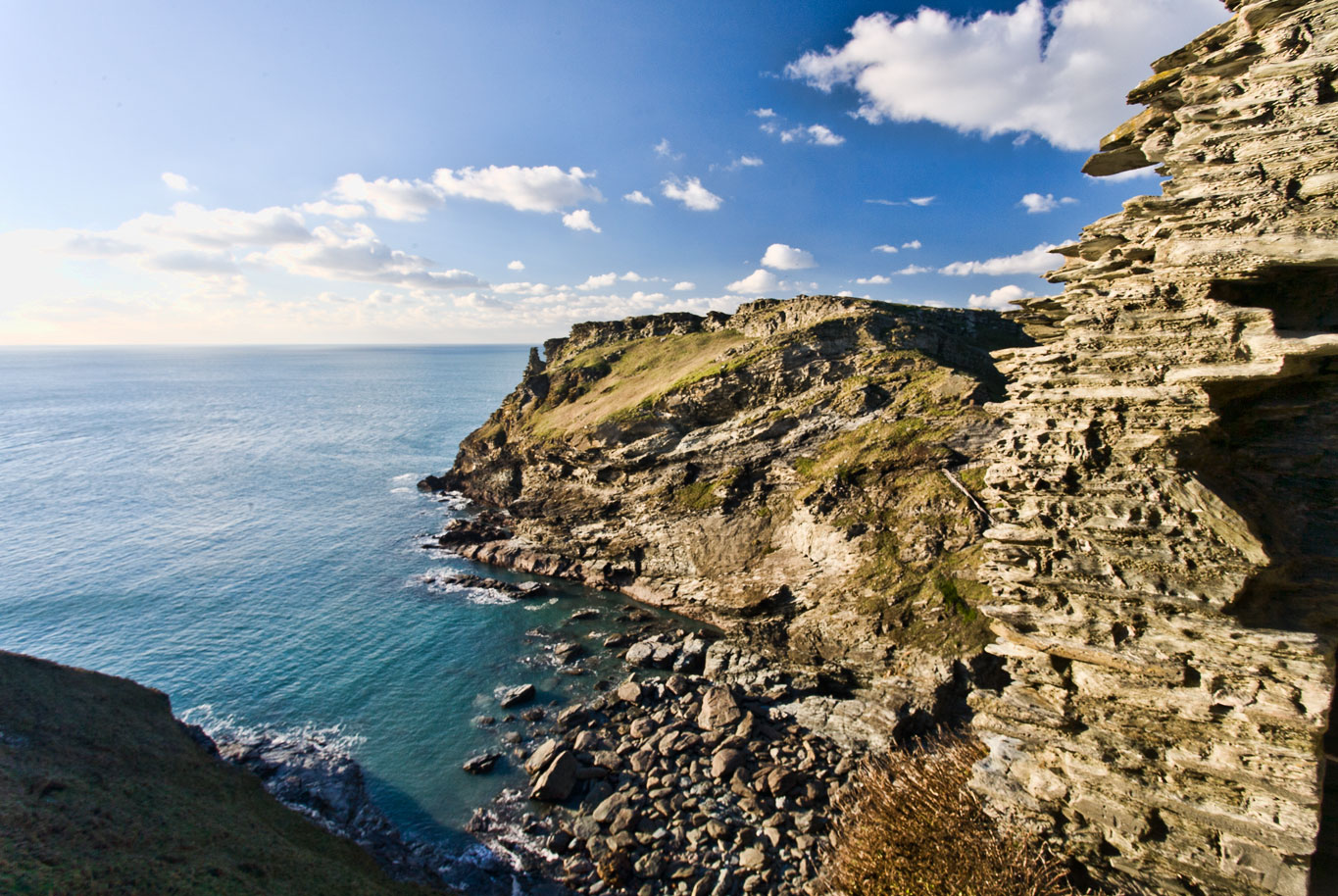 Tempat Kelahiran Raja Arthur yang Legendaris Terancam Gelombang Laut