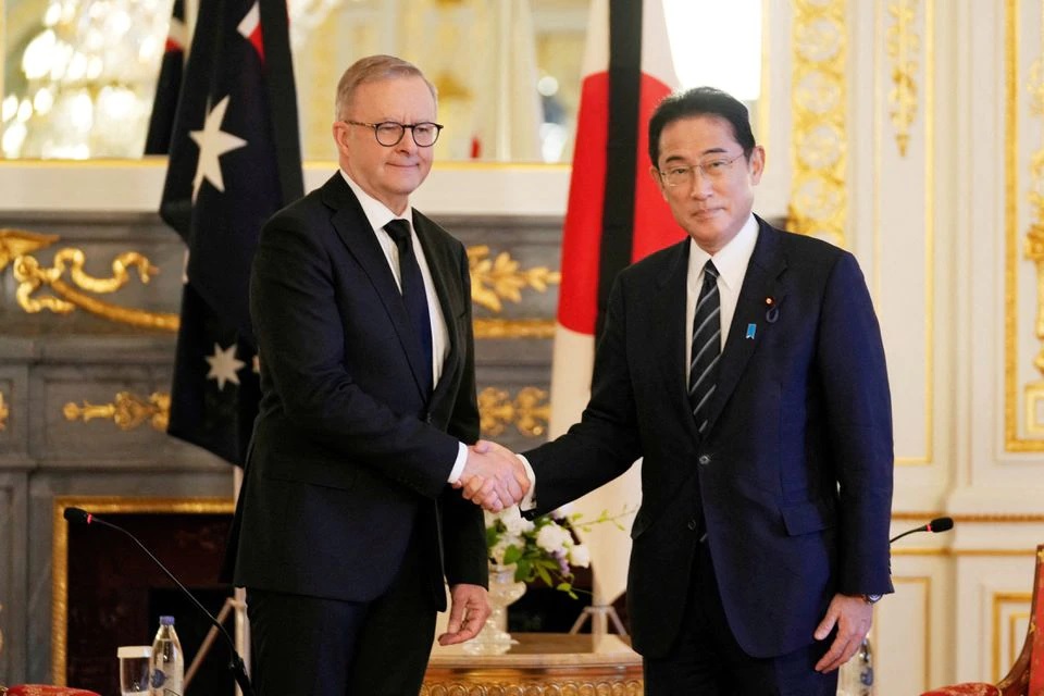 Perdana Menteri Australia Anthony Albanese, kiri, berfoto dengan Perdana Menteri Jepang Fumio Kishida sebelum pertemuan mereka di wisma negara Istana Akasaka di Tokyo, Selasa, 27 September 2022. Foto: Hiro Komae/Pool/Reuters.
