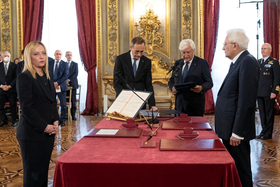 Perdana Menteri baru Italia Giorgia Meloni dan Presiden Italia Sergio Mattarella menghadiri upacara pelantikan di Istana Kepresidenan Quirinale, di Roma, Italia 22 Oktober 2022. Foto: Francesco Ammendola/Kepresidenan Italia.