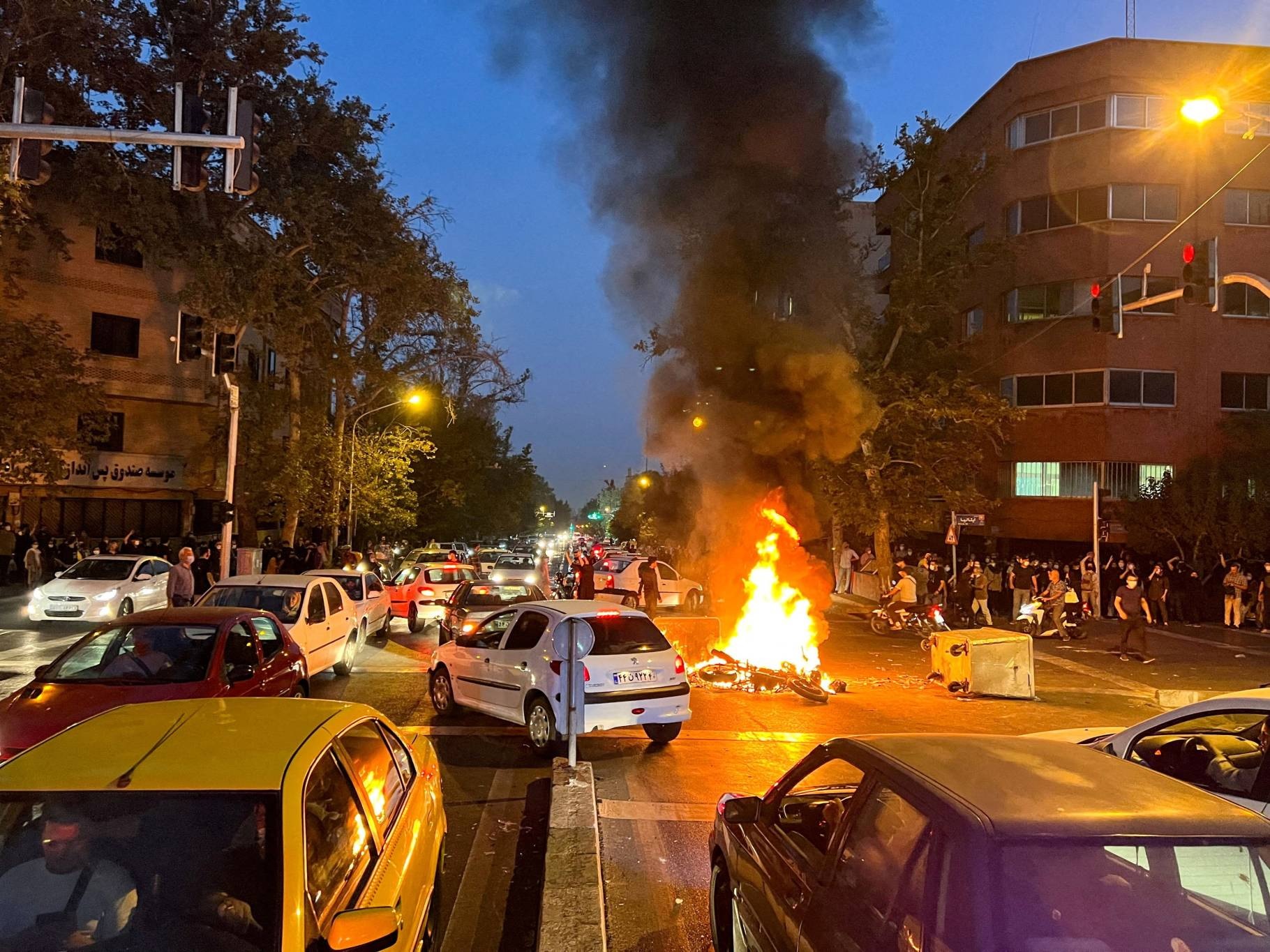 Sebuah sepeda motor polisi terbakar selama protes atas kematian Mahsa Amini, seorang wanita yang meninggal setelah ditangkap oleh "polisi moral" Republik Islam, di Teheran, Iran 19 September 2022. Foto: WANA/Reuters.