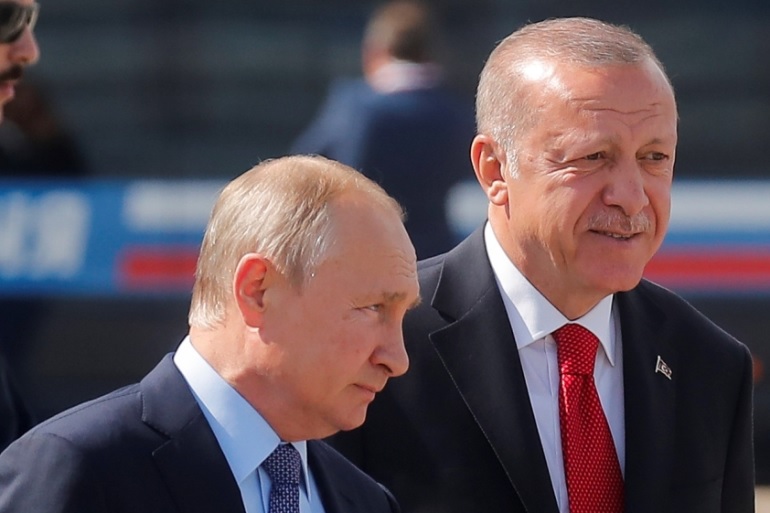 Saat Erdogan Mau Gempur Kurdi, Rusia Desak Turki untuk Menahan Diri Presiden Erdogan dan Putin menikmati hubungan yang hangat. Foto: Maxim Shemetov/Reuters.
