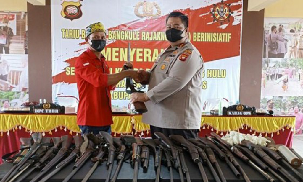 Pasukan Merah Suku Dayak Serahkan 27 Senpi Ilegal ke Polisi