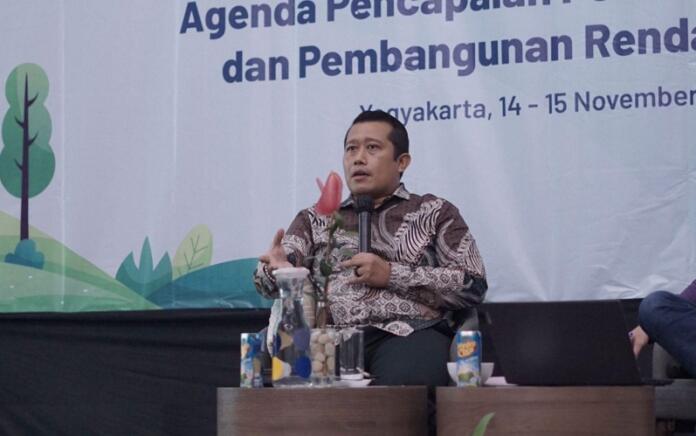 Stakeholder Engagement Manager Wildlife Works, Hadi Prayitno dalam Konferensi Nasional EFT 3 dengan tajuk “Konsilidasi Masyarakat Sipil untuk Memperkuat Pendanaan Lingkungan Hidup dalam Agenda Pencapaian FOLU Net Sink 2030 dan Pembangunan Rendah Karbon,” pada Senin (14/11). (Foto: Beritabaru.co)