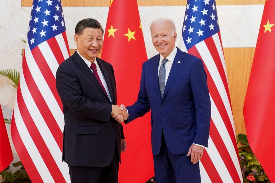 Presiden AS Joe Biden berjabat tangan dengan Presiden China Xi Jinping saat mereka bertemu di sela-sela KTT para pemimpin G20 di Bali, Indonesia, 14 November 2022. Foto: Reuters/Kevin Lamarque.