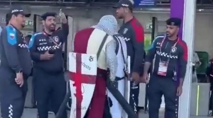 Tegas, FIFA Larang Suporter Pakai Kostum Perang Salib