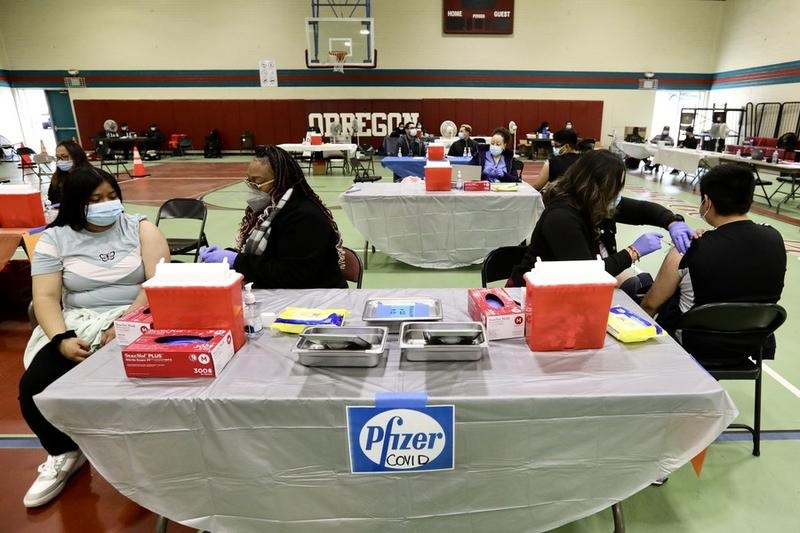 John Hopkins: Kasus COVID-19 di AS Tembus 100 Juta Sejumlah tenaga kesehatan memberikan suntikan vaksin COVID-19 kepada penduduk setempat di Los Angeles, Amerika Serikat, pada 17 Desember 2022. (Xinhua)