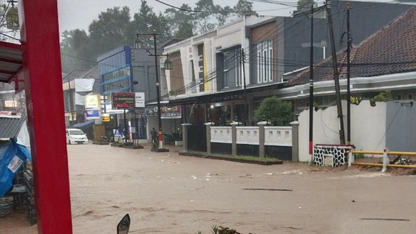 Ratusan Rumah Terendam Banjir Bandang di Sukanagara Cianjur Ratusan Rumah Terendam Banjir Bandang di Sukanagara Cianjur