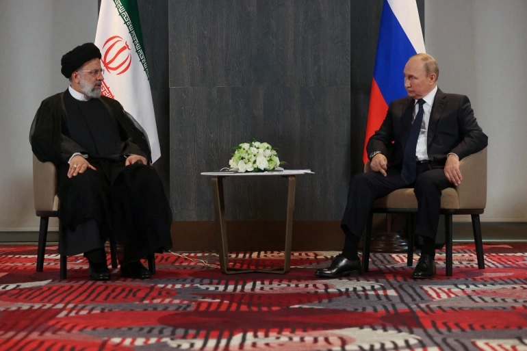 Presiden Rusia Vladimir Putin bertemu dengan Presiden Iran Ebrahim Raisi di sela-sela KTT Organisasi Kerja Sama Shanghai (SCO) di Samarkand, Uzbekistan, 15 September 2022. Foto: Alexandr Demyanchuk/Sputnik via Reuters.