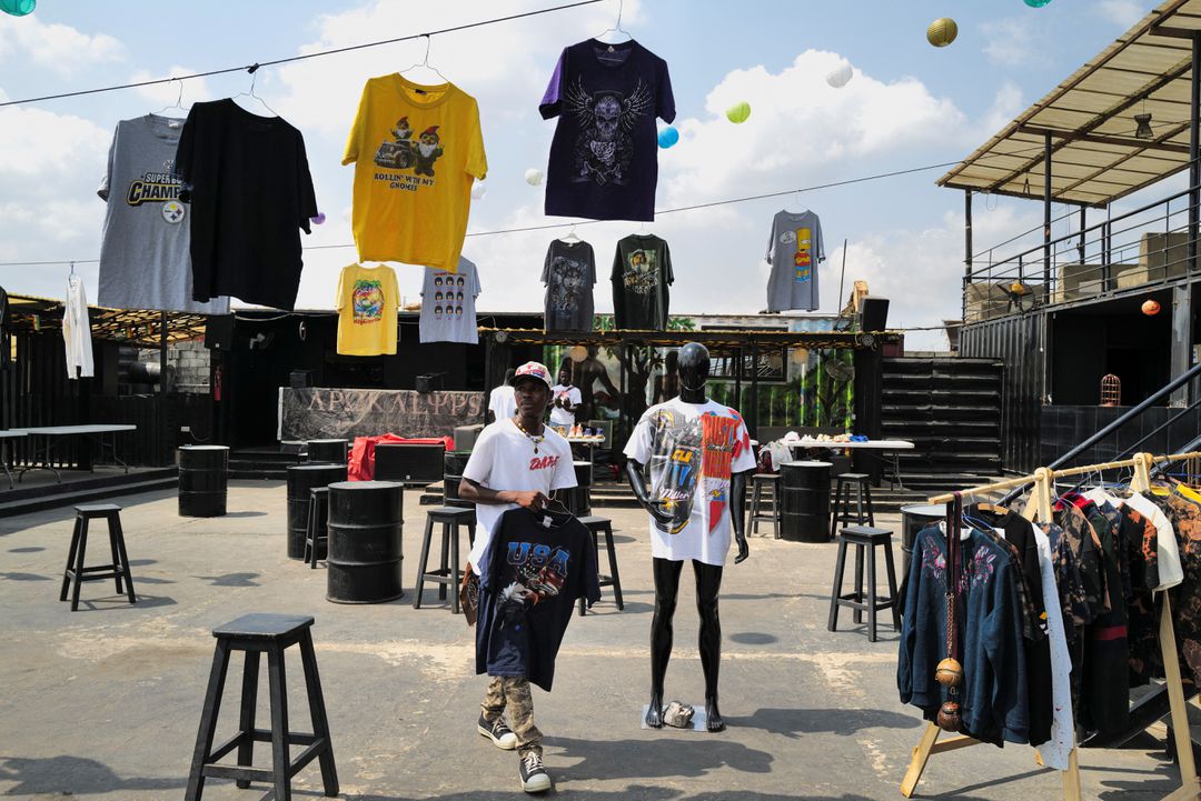 Penggemar Vintage di Ghana Beri Kehidupan Baru pada Limbah Pakaian Barat