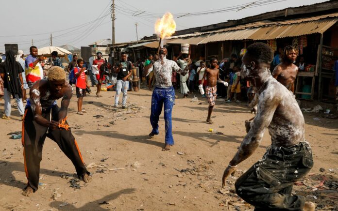 Karnaval Tari Nigeria Bantu Penduduk Merebut Jalanan