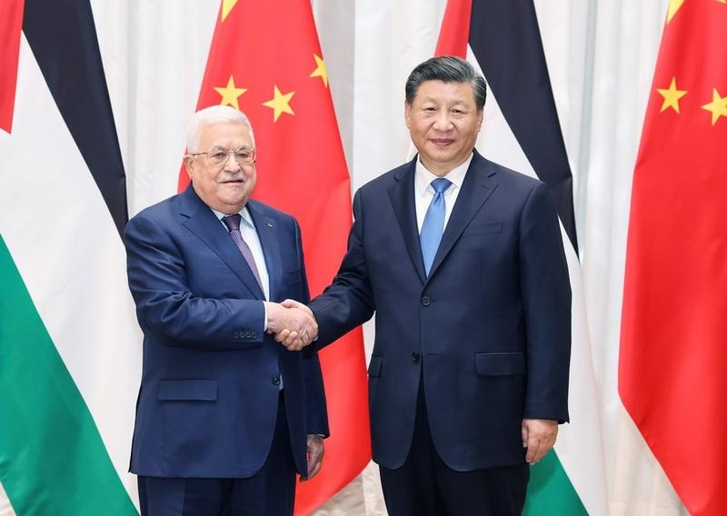 Presiden China Xi Jinping bertemu dengan Presiden Palestina Mahmoud Abbas di Riyadh, Arab Saudi, pada 8 Desember 2022. Foto: Xinhua/Yao Dawei.
