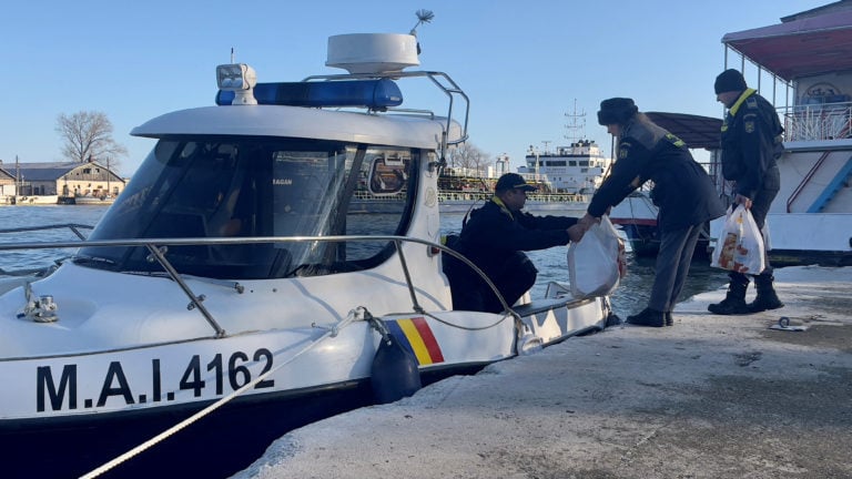 Perahu Hadiah Natal Sambangi Desa-desa Terpencil di Delta Danube Rumania