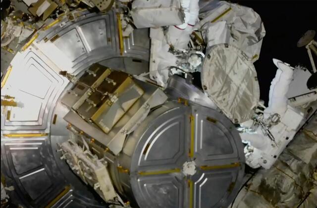 Wanita Pribumi Amerika Pertama di Luar Angkasa Melangkah Keluar di Spacewalk