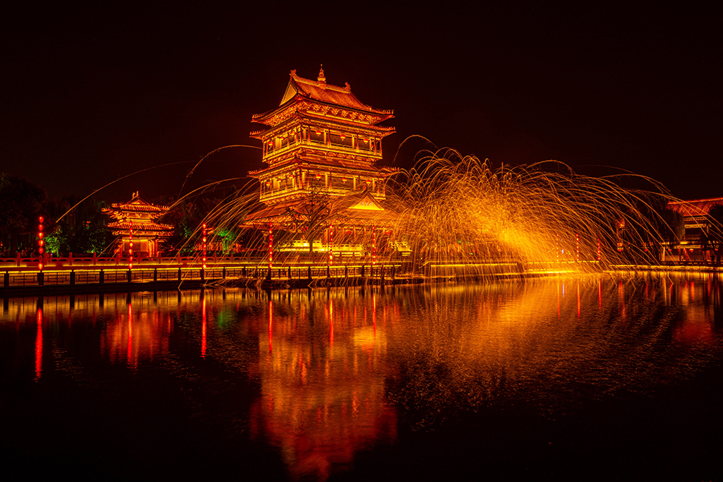 Pertunjukan Kembang Api Besi Cair yang Spektakuler Sambut Tahun Baru Imlek