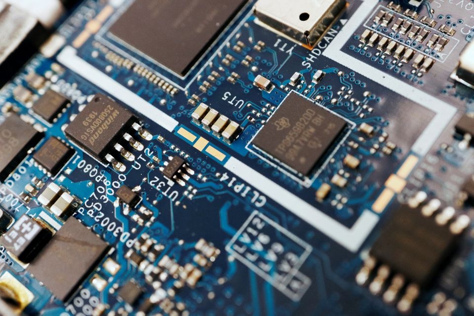 China Akan Produksi Chip AI, Berpotensi Menantang GPT-4 Chip semikonduktor terlihat pada papan sirkuit komputer dalam gambar ilustrasi yang diambil 25 Februari 2022. Foto: Reuters/Florence Lo/Illustration.