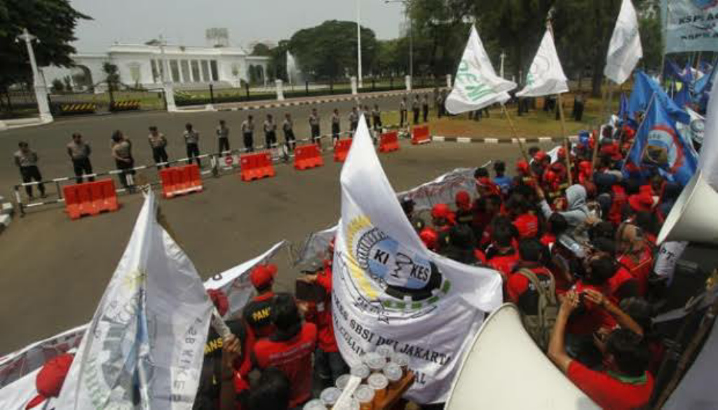 Puluhan Ribu Buruh Akan Geruduk Istana Tolak Perppu Cipta Kerja