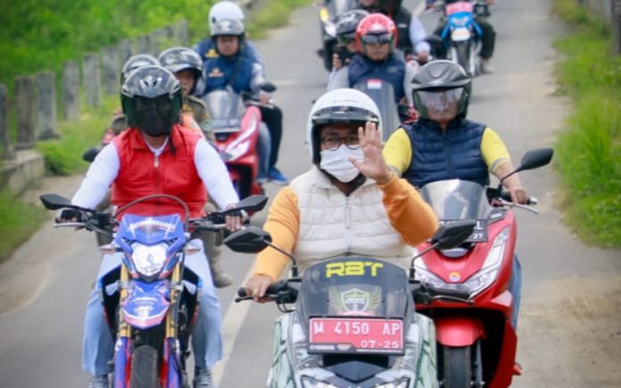 Bupati Pamekasan "Motoran" Tinjau Pembangunan Jalan Pangereman