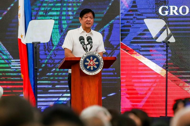 Bersitegang dengan China, Presiden Marcos: Filipina Tidak Akan Kehilangan Wilayah Satu Inci Pun Foto dokumentasi ini menunjukkan Presiden Filipina Ferdinand Romualdez Marcos saat berpidato dalam upacara peletakan batu pertama Jembatan Penghubung Pulau Samal-Kota Davao yang didanai China di Kota Davao, Filipina, pada 27 Oktober 2022. (Xinhua/Rouelle Umali)