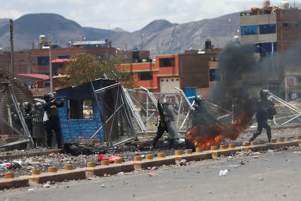 Pasukan keamanan beroperasi selama bentrokan dengan demonstran yang menuntut pemilihan dini dan pembebasan mantan Presiden Pedro Castillo yang dipenjara, dekat bandara Juliaca, di Juliaca, Peru 9 Januari 2023. Foto: Reuters/Hugo Courotto.