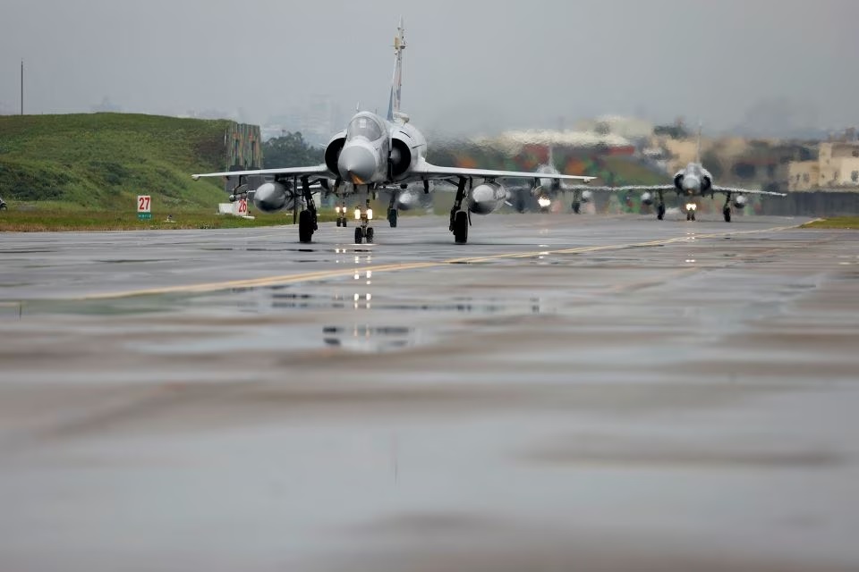Pesawat Mirage 2000-5 Angkatan Udara Taiwan terlihat di Pangkalan Udara Hsinchu, di Hsinchu, Taiwan, 11 Januari 2023. Foto: Reuters/Ann Wang.