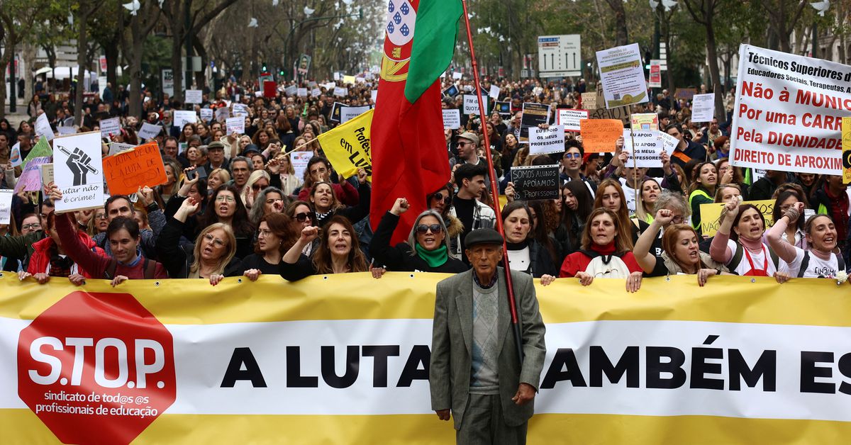 Tuntut Upah yang Lebih Tinggi, Ribuan Guru di Lisbon Turun ke Jalan