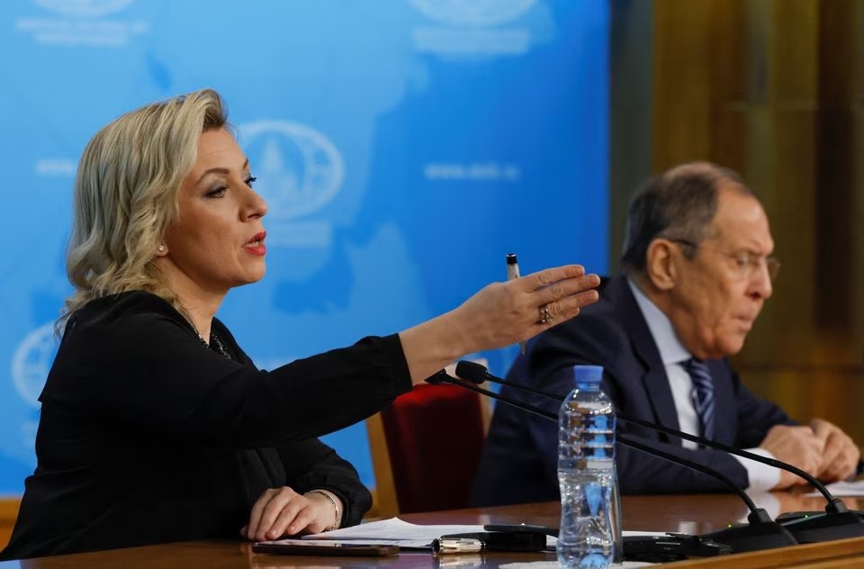 Juru bicara Kementerian Luar Negeri Rusia Maria Zakharova memberi isyarat selama konferensi pers tahunan Menteri Luar Negeri Sergei Lavrov di Moskow, Rusia 18 Januari 2023. Foto: Reuters/Shamil Zhumatov.