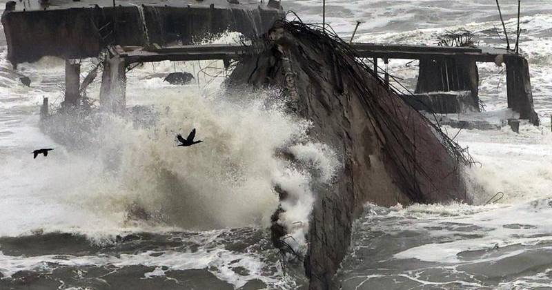 California: Ratusan Ribu Rumah dan Bisnis di California Tanpa Listrik akibat Hujan Deras dan Badai