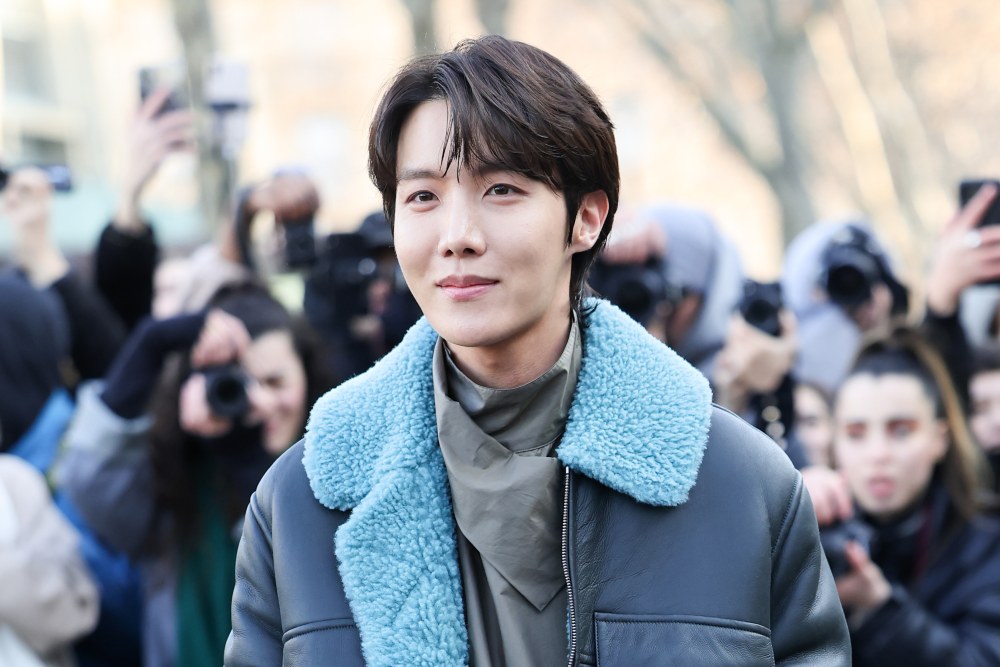 J-Hope BTS  Tengah Memulai Proses Masuk Wajib Militer