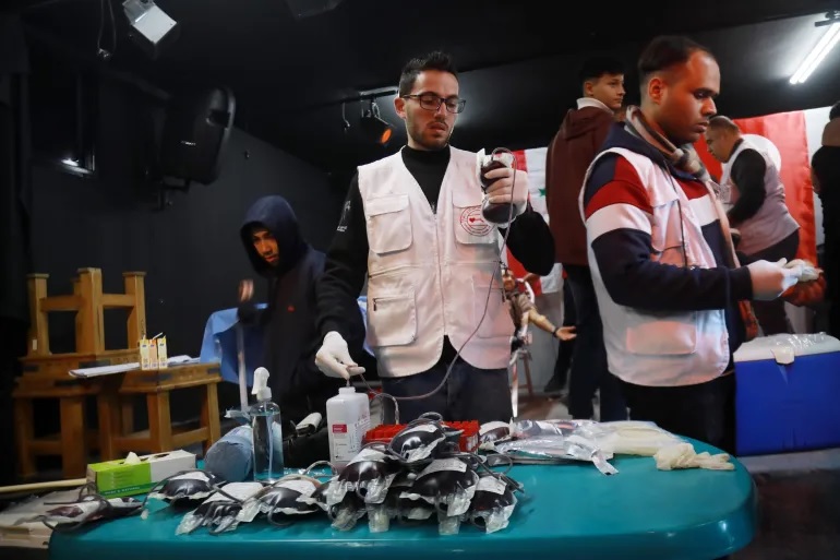 Pekerja medis menyiapkan unit darah yang disumbangkan untuk dipindahkan ke Turki. Foto: Abdelhakim Abu Riash/Al Jazeera.