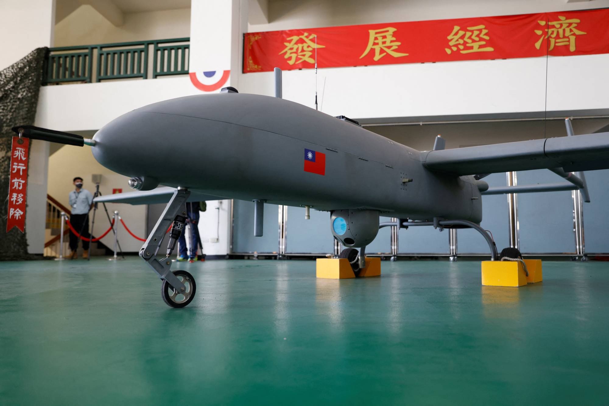 Khawatir Dengan China, Taiwan Akan Percepat Produksi Drone Militer Kendaraan udara tak berawak (UAV) militer Albatross ditampilkan dalam kunjungan yang diselenggarakan oleh Kementerian Pertahanan ke Institut Sains dan Teknologi Nasional Chung-Shan di Taichung, Taiwan, pada 15 November. Foto: Reuters.