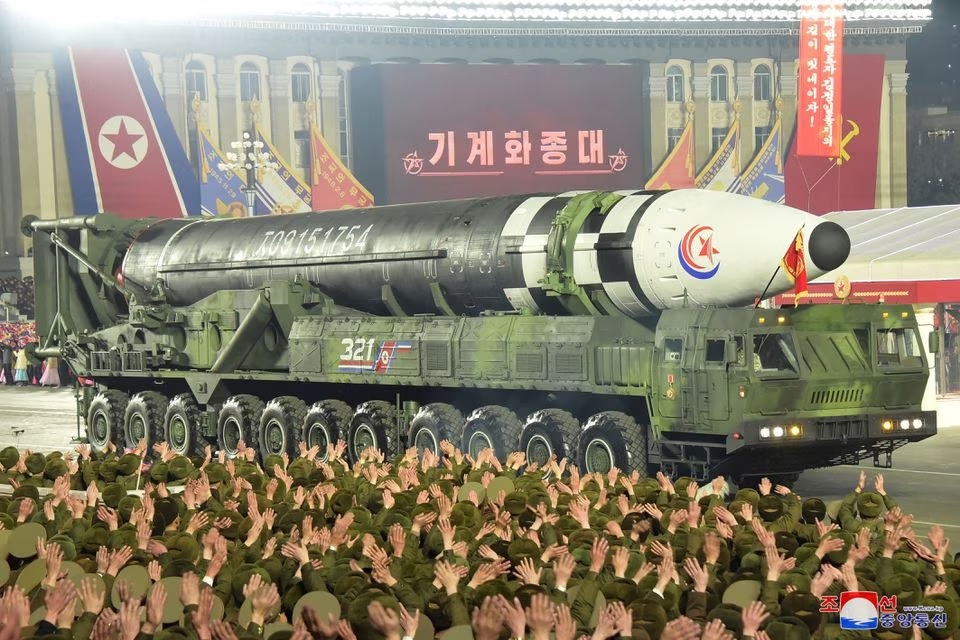 Korea Utara Diduga Membentuk Unit Militer Khusus untuk Mengoperasikan Rudal ICBM Sebuah rudal ditampilkan selama parade militer untuk memperingati 75 tahun berdirinya tentara Korea Utara, di Lapangan Kim Il Sung di Pyongyang, Korea Utara 8 Februari 2023. Foto: KCNA.