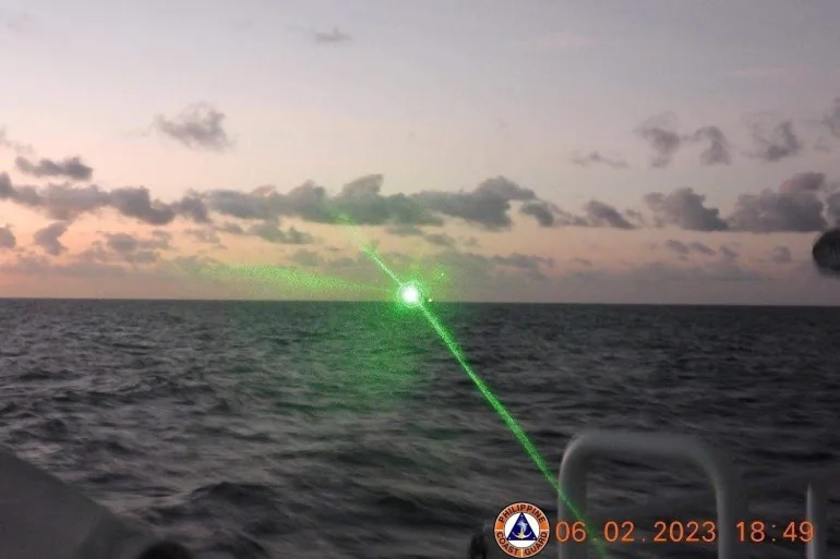 Pilih Jalur Diplomasi, Filipina dan China Mulai Bekerja Sama Selesaikan Konflik Laut China Selatan Sebuah kapal penjaga pantai China terlihat di Second Thomas Shoal, 105 mil laut dari Provinsi Palawan, Filipina, 6 Februari 2023 dalam gambar selebaran ini. Foto: Penjaga Pantai Filipina/Handout via Reuters.