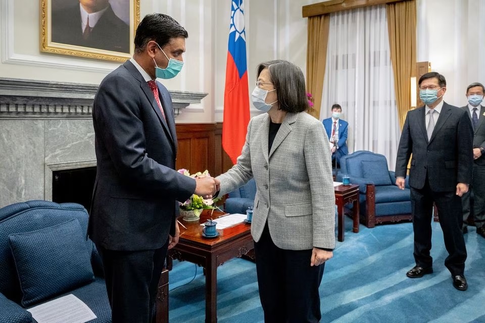Presiden Taiwan Tsai Ing-wen bertemu dengan Perwakilan A.S. Ro Khanna (D-CA), anggota Komite Pemilihan China DPR A.S., dan anggota delegasi A.S. lainnya di kantor kepresidenan di Taipei, Taiwan, dalam foto selebaran yang dirilis 21 Februari , 2023. Foto: Kantor Kepresidenan Taiwan/Reuters.