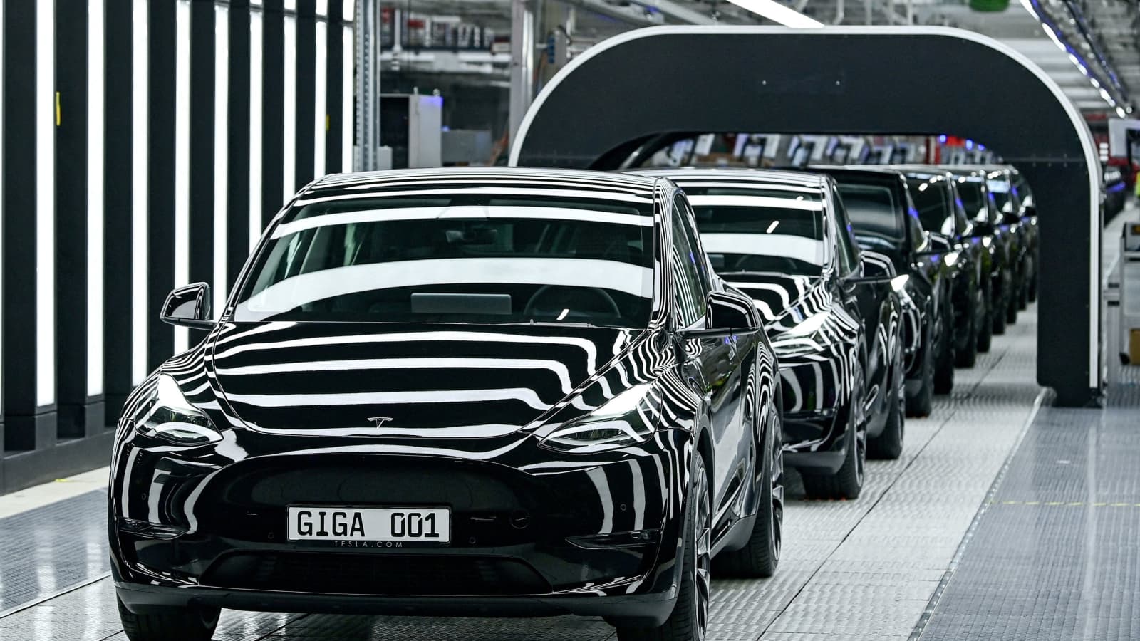 Saham Pembuat Chip Turun Usai Tesla Mengumumkan Rencana untuk Mengurangi Penggunaan Silikon Karbida