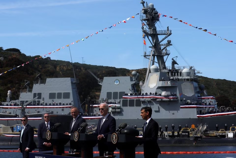 Presiden AS Joe Biden, Perdana Menteri Australia Anthony Albanese dan Perdana Menteri Inggris Rishi Sunak menyampaikan sambutan tentang kemitraan Australia-Inggris-AS (AUKUS), setelah pertemuan trilateral, di Naval Base Point Loma di San Diego, California AS 13 Maret 2023. Foto: Reuters/Leah Millis.