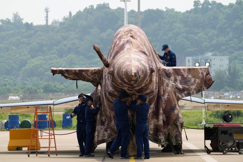 Sebuah jet tempur J-10 dari tim aerobatik Angkatan Udara Bayi Tentara Pembebasan Rakyat China (PLA) terlihat di Pameran Penerbangan dan Dirgantara Internasional China, atau Airshow China, di Zhuhai, provinsi Guangdong, China 28 September 2021. Foto: Reuters/ Lagu Aly.