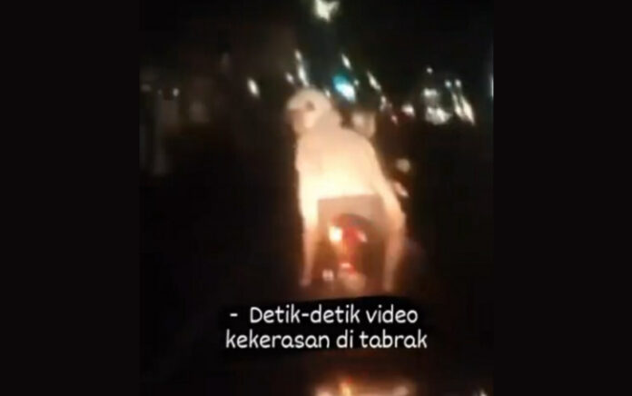 Viral! Pengemudi Mobil Tambrak Pemotor Bercelurit