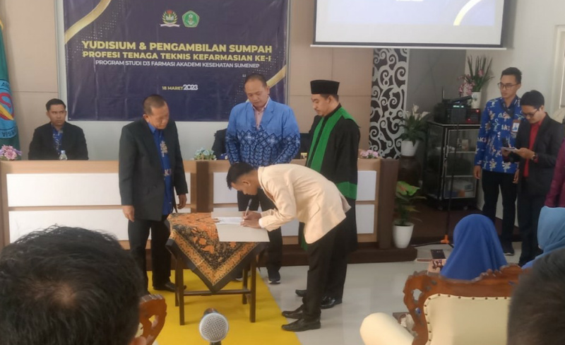 Ukir Sejarah! Semua Mahasiswa AKS Angkatan Pertama Lulus Kompetensi Tenaga Teknis Kefarmasian 