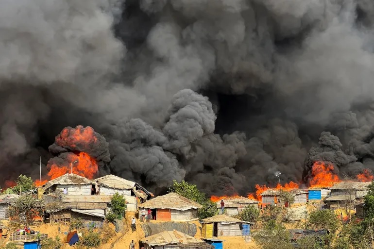 Ribuan Orang Kehilangan Tempat Tinggal Saat Kamp Pengungsi Terbakar Api membakar kamp pengungsi Rohingya di Balukhali di Cox's Bazar, Bangladesh, 5 Maret 2023. Foto: Reuters/Ro Yassin Abdumonab.