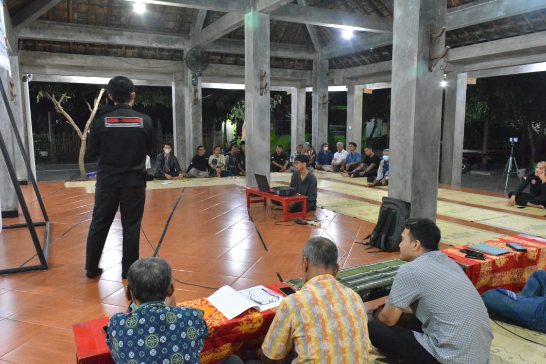 Ini Cara Menghadapi Pinjol dan Bank Plecit Menurut LKBH Pandawa LKBH Pandawa saat memberikan konsultasi hukum mengenai cara menghadapi pinjol dan bank plecit (Foto: Beritabaru.co/Slamet Makhsun)